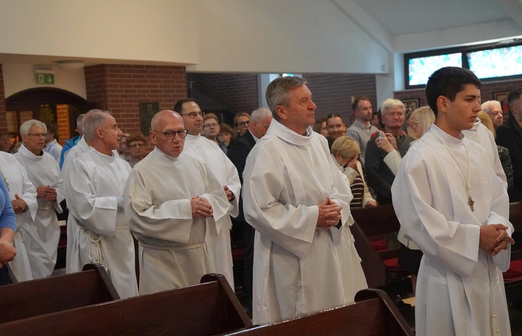 Od 60 lat pełni służbę przy ołtarzu