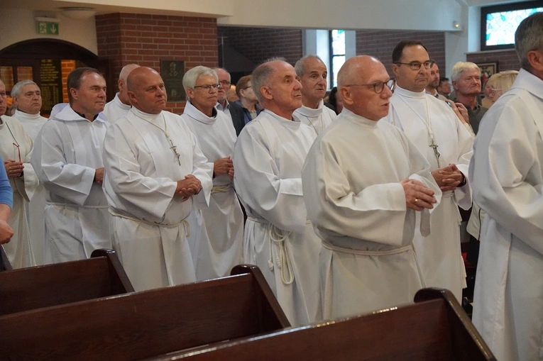 Od 60 lat pełni służbę przy ołtarzu