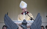 Bp Wojciech Osial zachęca do rozmów o wychowaniu - w rodzinie, wśród przyjaciół, bez negatywnych emocji.