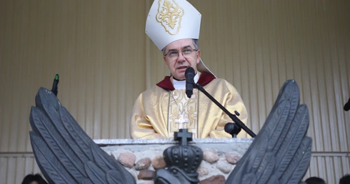 Bp Wojciech Osial zachęca do rozmów o wychowaniu - w rodzinie, wśród przyjaciół, bez negatywnych emocji.