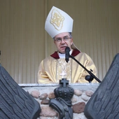Bp Wojciech Osial zachęca do rozmów o wychowaniu - w rodzinie, wśród przyjaciół, bez negatywnych emocji.