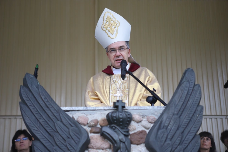 Bp Wojciech Osial zachęca do rozmów o wychowaniu - w rodzinie, wśród przyjaciół, bez negatywnych emocji.