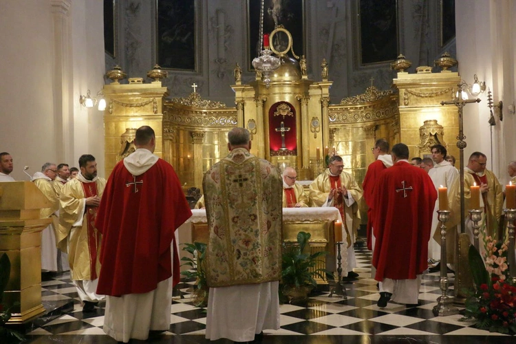 Spoglądając na krzyż