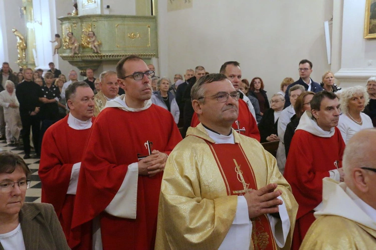 Spoglądając na krzyż