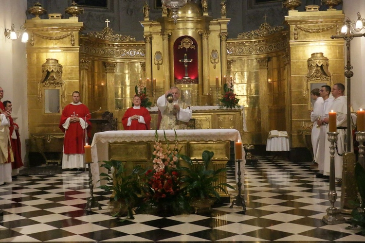 Spoglądając na krzyż