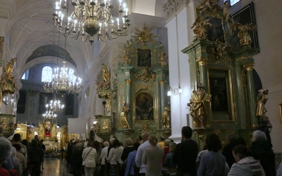 Spoglądając na krzyż
