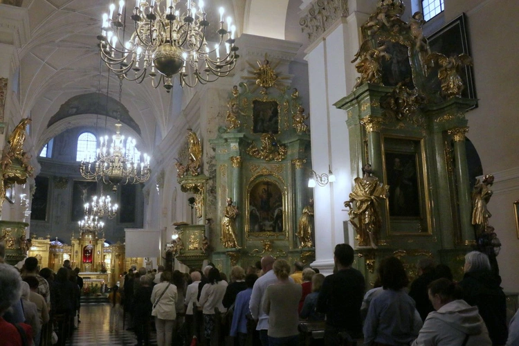 Spoglądając na krzyż
