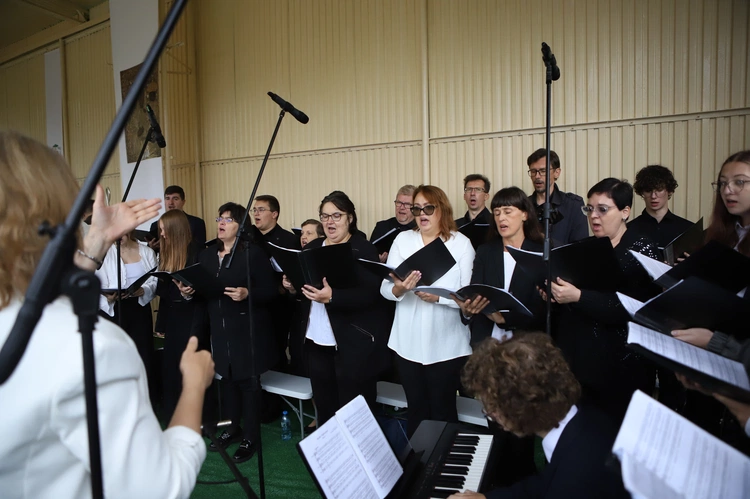 O oprawę muzyczną liturgii zadbał chór kutnowskiej szkoły muzycznej, której dyrektorka jest organistką w parafii.