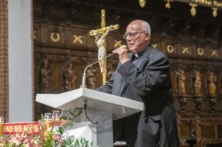 Ks. Waldemar Chrostowski o krzyżu w Starym i Nowym Testamencie