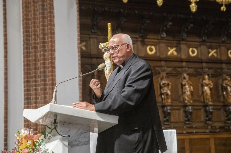Ks. Waldemar Chrostowski o krzyżu w Starym i Nowym Testamencie