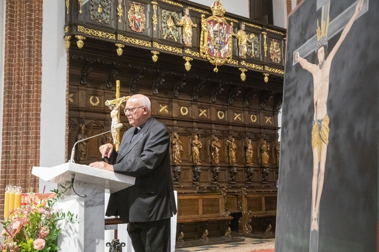 Ks. Waldemar Chrostowski o krzyżu w Starym i Nowym Testamencie