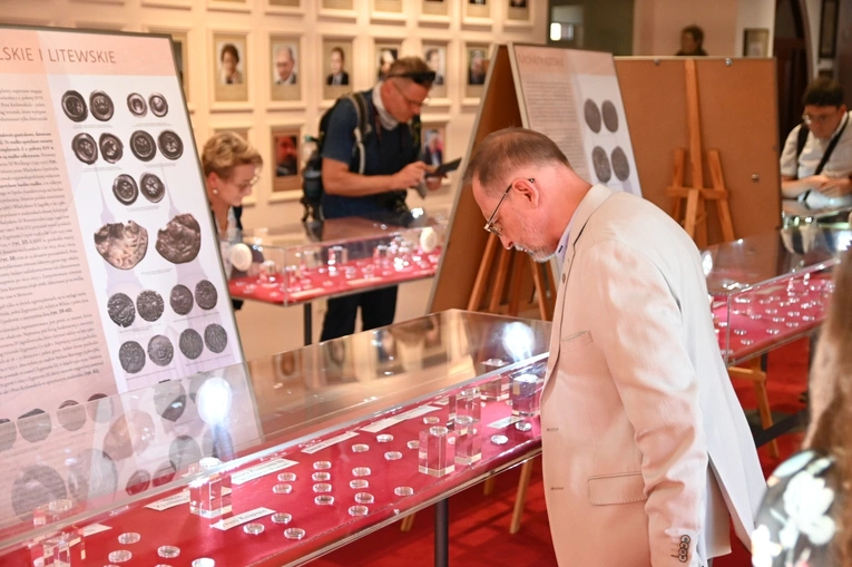 Dawne monety odnalezione w katedrze