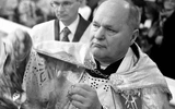 Ks. Jan Mrowca w czasie peregrynacji figury MB Fatimskiej w parafii.