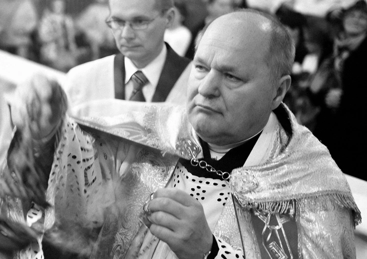 Ks. Jan Mrowca w czasie peregrynacji figury MB Fatimskiej w parafii.