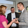 Proboszcz z Nowego Miasteczka otrzymał złotą odznakę "Za opiekę nad zabytkami"