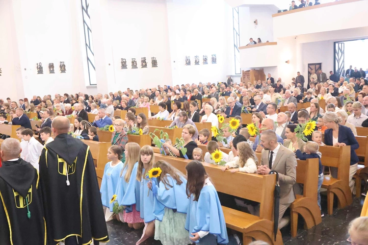 Matka Boża Radosna i słoneczniki