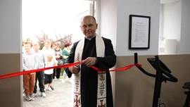 Ks. Witold Panek uroczyście otworzył i poświęcił nowy obiekt sportowy w parafii.