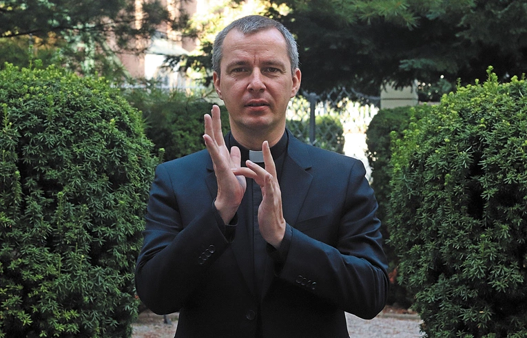 Ks. Tomasz Filinowicz   jest od 2022 roku Krajowym Duszpasterzem Niesłyszących. Od prawie 15 lat pracuje z niesłyszącymi. Prowadzi Duszpasterstwo Niesłyszących i Niewidomych Archidiecezji Wrocławskiej. Jest założycielem Fundacji Fonis, wspierającej osoby niesłyszące.