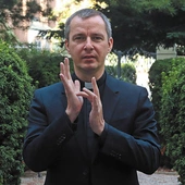 Ks. Tomasz Filinowicz   jest od 2022 roku Krajowym Duszpasterzem Niesłyszących. Od prawie 15 lat pracuje z niesłyszącymi. Prowadzi Duszpasterstwo Niesłyszących i Niewidomych Archidiecezji Wrocławskiej. Jest założycielem Fundacji Fonis, wspierającej osoby niesłyszące.