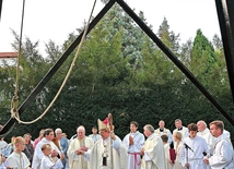 Przewodniczący KEP pobłogosławił dzwonnicę ze zwróconym z Niemiec zabytkiem. 