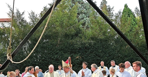 Przewodniczący KEP pobłogosławił dzwonnicę ze zwróconym z Niemiec zabytkiem. 
