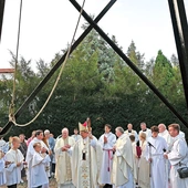 Przewodniczący KEP pobłogosławił dzwonnicę ze zwróconym z Niemiec zabytkiem. 