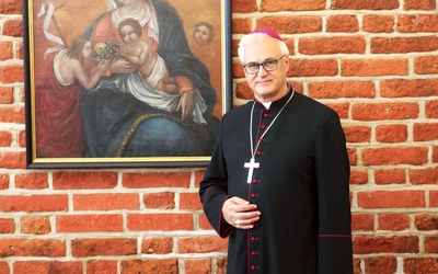 Bp Skibicki jest dyrektorem Wydziału Katechetycznego Kurii Diecezji Elbląskiej. 