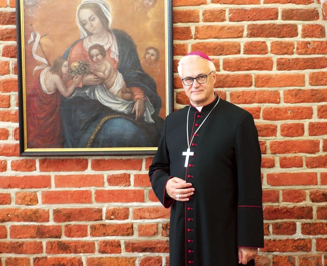 Bp Skibicki jest dyrektorem Wydziału Katechetycznego Kurii Diecezji Elbląskiej. 