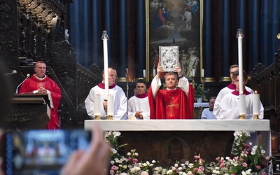 Biskup podkreślił, że szukając otuchy, zawsze warto odwołać się do Pisma Świętego. 