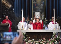 Biskup podkreślił, że szukając otuchy, zawsze warto odwołać się do Pisma Świętego. 