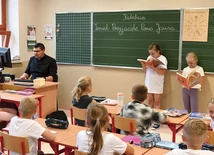 Klasa III w Szkole Podstawowej nr 1 im. Bohaterów Westerplatte w Cichem podczas lekcji religii.