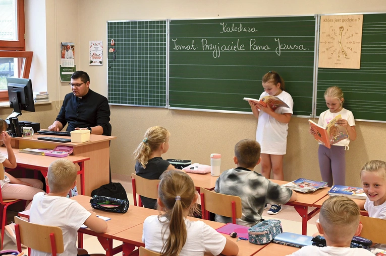 Klasa III w Szkole Podstawowej nr 1 im. Bohaterów Westerplatte w Cichem podczas lekcji religii.