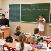 Klasa III w Szkole Podstawowej nr 1 im. Bohaterów Westerplatte w Cichem podczas lekcji religii.