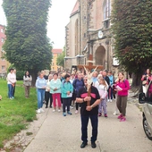 To pielgrzymowanie ma bardzo długą tradycję, dlatego warto je kontynuować.