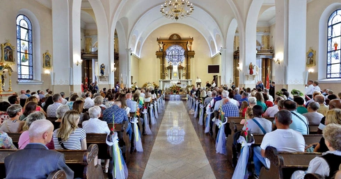 Każdy element wystroju – od dzwonów, przez organy, aż po ołtarze i relikwie – świadczy o trosce parafian i duszpasterzy, którzy pragną, by było to miejsce modlitwy zakorzenione w historii i otwarte na przyszłość.