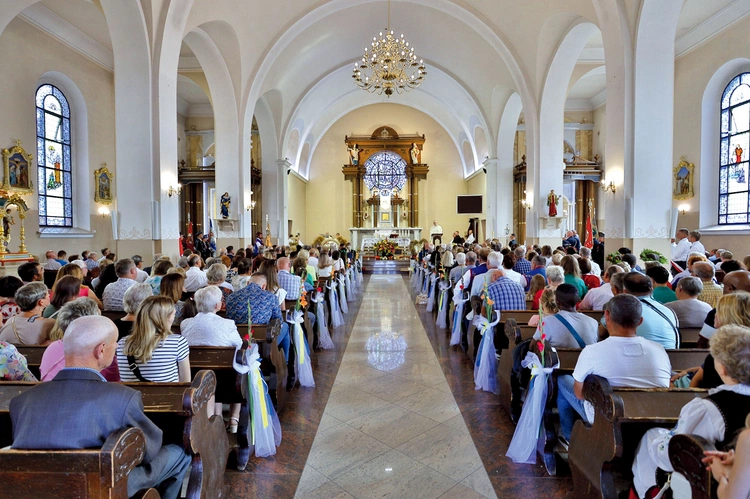 Każdy element wystroju – od dzwonów, przez organy, aż po ołtarze i relikwie – świadczy o trosce parafian i duszpasterzy, którzy pragną, by było to miejsce modlitwy zakorzenione w historii i otwarte na przyszłość.