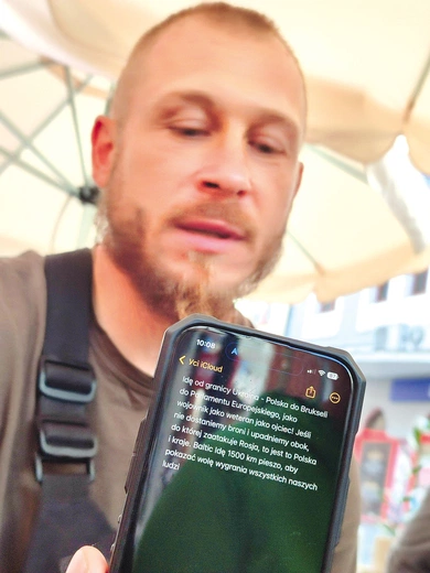 Andrij nie zna języka polskiego, ale dzięki aplikacji w telefonie mógł napotkanym osobom przekazać, gdzie i po co idzie.