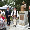 Pomnik stanął w centrum miejscowości. 
