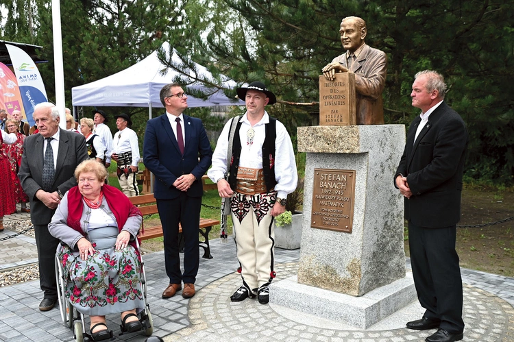 Pomnik stanął w centrum miejscowości. 