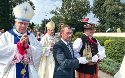 Podczas liturgii wprowadzono do parafii relikwie bł. kard. Stefana Wyszyńskiego.