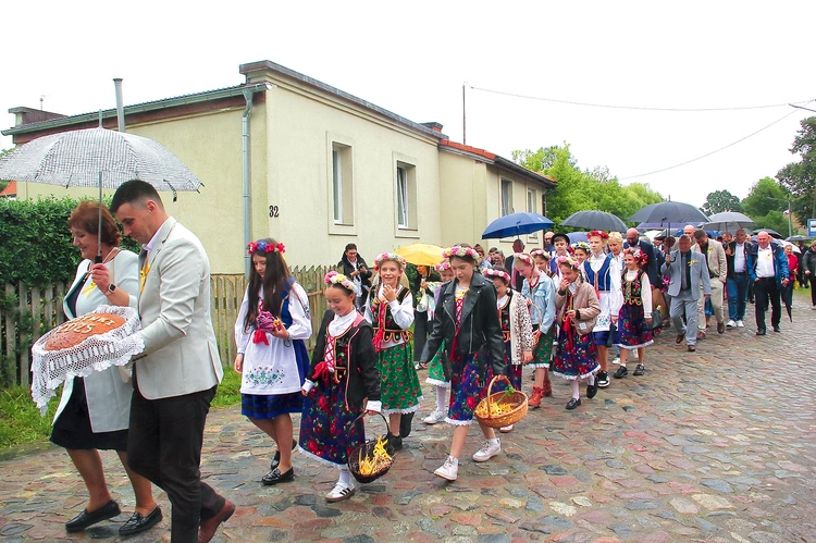 Parada prowadzona przez orkiestrę ruszyła z kościoła na plac dożynkowy. 