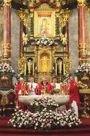 – Maryja przekazuje nam swój uśmiech, abyśmy, zachowując wierność Jej Synowi, stali się źródłem nadziei dla współczesnego świata – mówił podczas sumy odpustowej bp Wodarczyk.