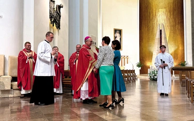 Obecni w katedrze podziękowali abp. Andrzejowi Przybylskiemu za obecność i wsparcie modlitewne. 