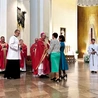 Obecni w katedrze podziękowali abp. Andrzejowi Przybylskiemu za obecność i wsparcie modlitewne. 
