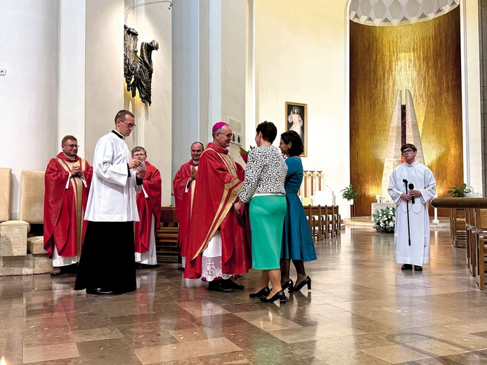 Obecni w katedrze podziękowali abp. Andrzejowi Przybylskiemu za obecność i wsparcie modlitewne. 