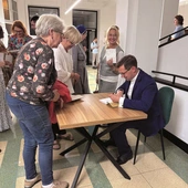 Spotkanie autorskie z ks. Krzysztofem Matuszewskim zakończyło się indywidualnymi rozmowami. Nie brakowało także chętnych do otrzymania autografu w egzemplarzu książki.