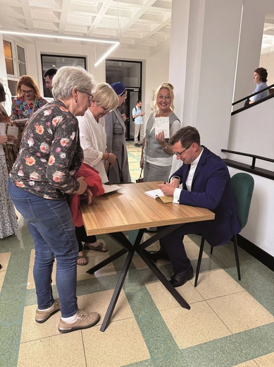 Spotkanie autorskie z ks. Krzysztofem Matuszewskim zakończyło się indywidualnymi rozmowami. Nie brakowało także chętnych do otrzymania autografu w egzemplarzu książki.