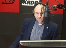 – Zaczynałem moją przygodę z radiem 30 lat temu, prowadząc jeszcze jako student, przed wstąpieniem do seminarium, audycję muzyczną w Katolickim Radiu Ciechanów – mówi ksiądz radiowiec.