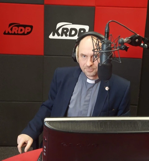 – Zaczynałem moją przygodę z radiem 30 lat temu, prowadząc jeszcze jako student, przed wstąpieniem do seminarium, audycję muzyczną w Katolickim Radiu Ciechanów – mówi ksiądz radiowiec.