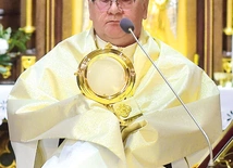 Po błogosławieństwie abp Józef Górzyński przeniósł Najświętszy Sakrament do kaplicy.
